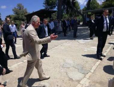 Διασκέδασαν χορεύοντας Κρητικούς χορούς Κάρολος και Καμίλα! (βίντεο)